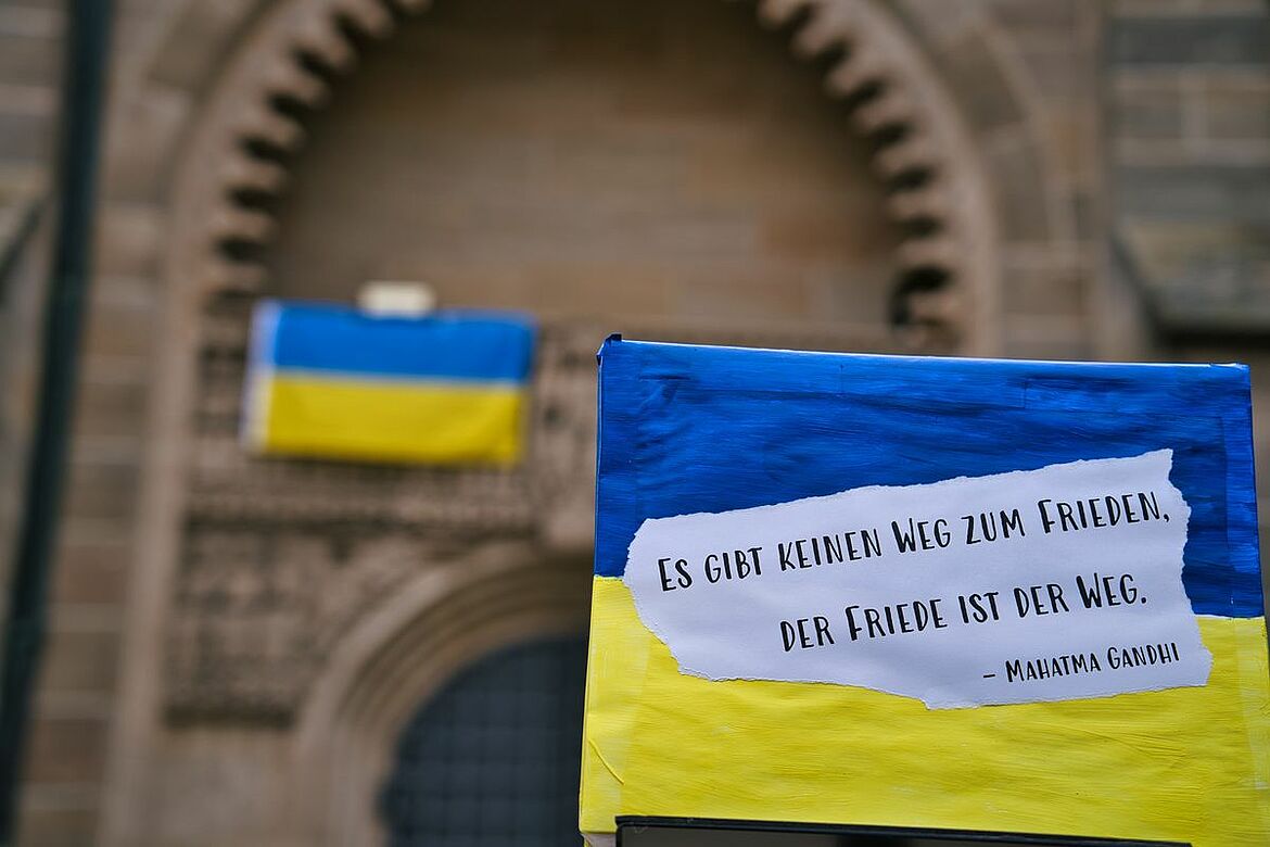 Zwei Schilder mit der Flagge der Ukraine
