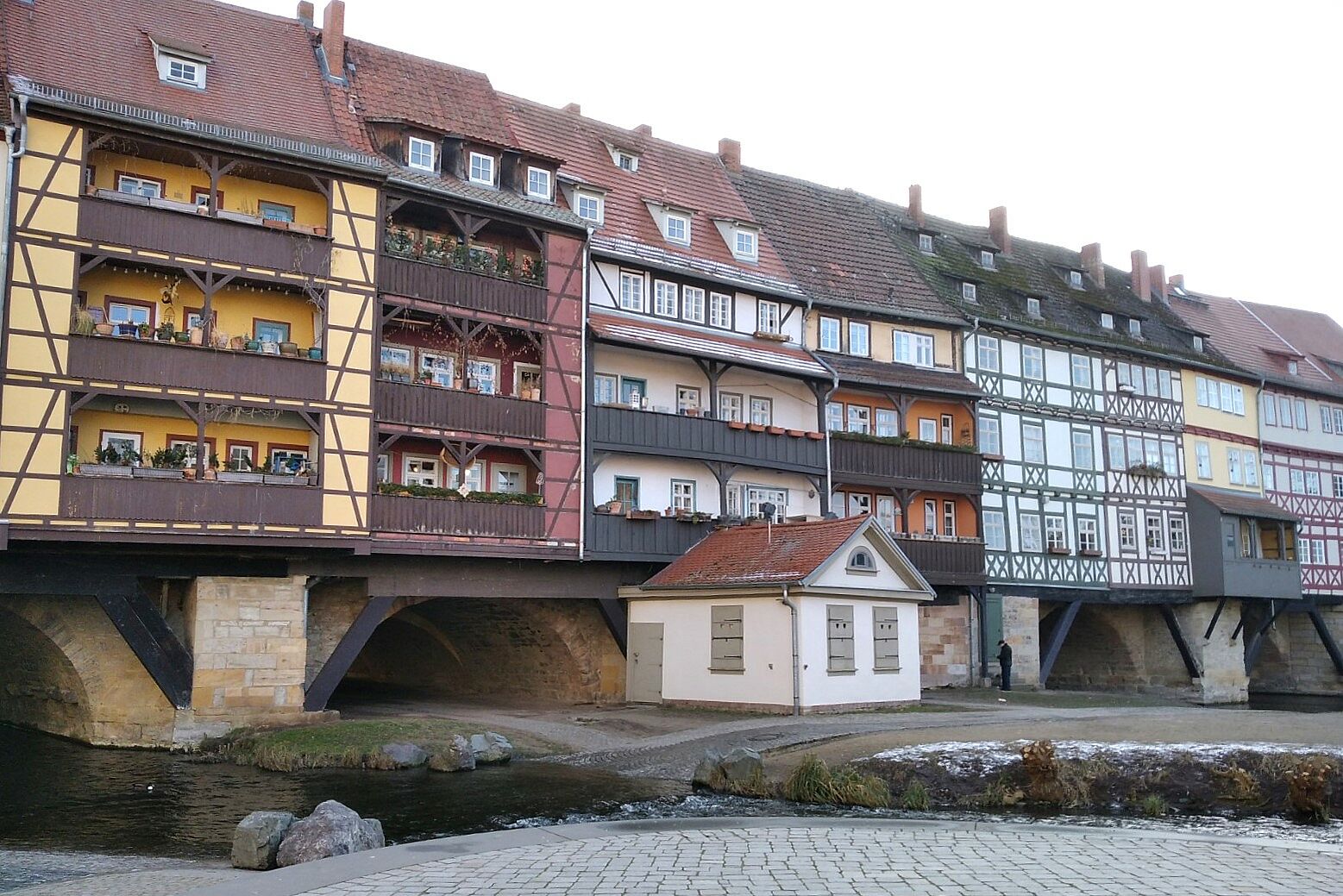 Häuserreihe am Wasser in Erfurt