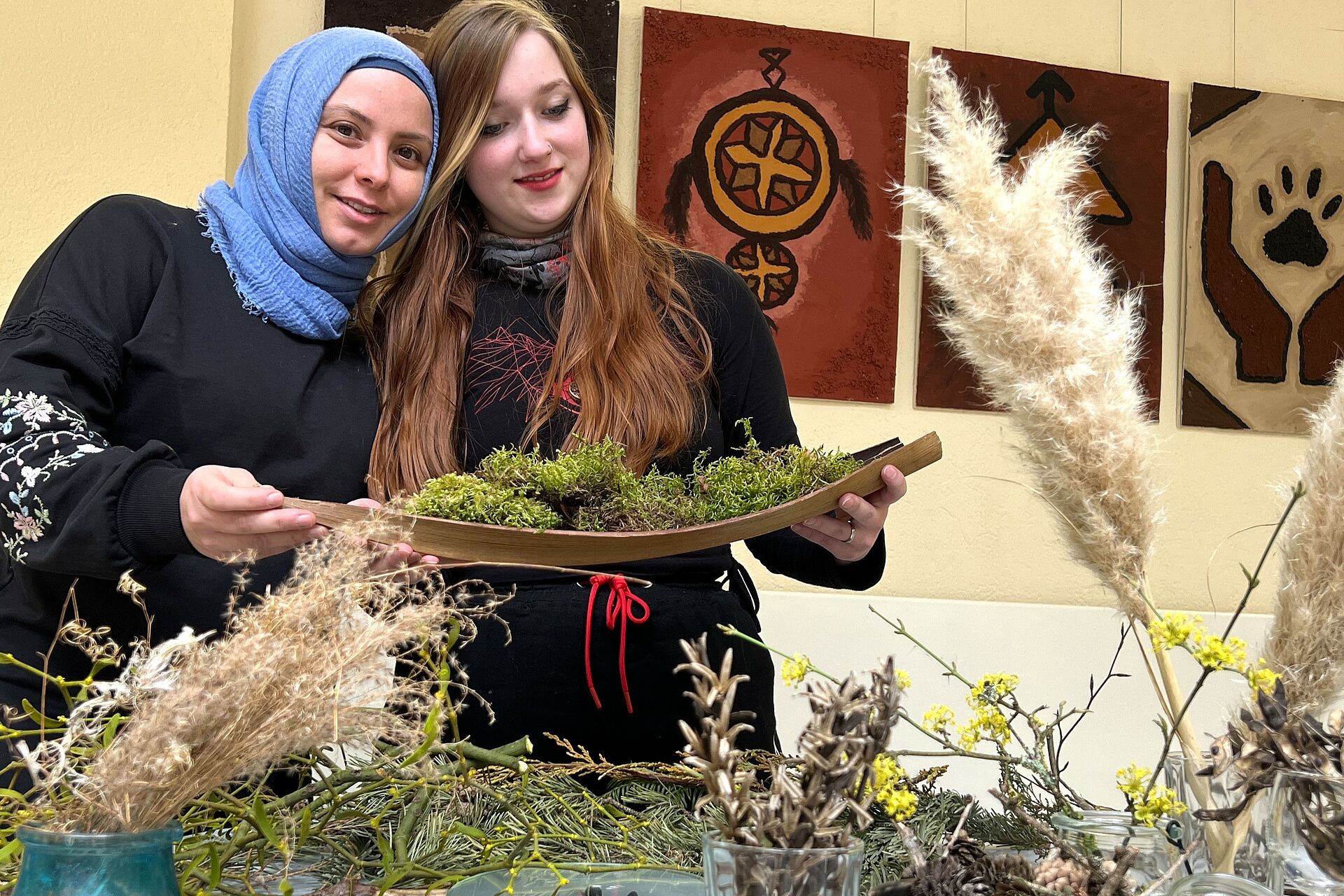 Zwei Schülerinnen präsentieren Ihre Naturmaterialien