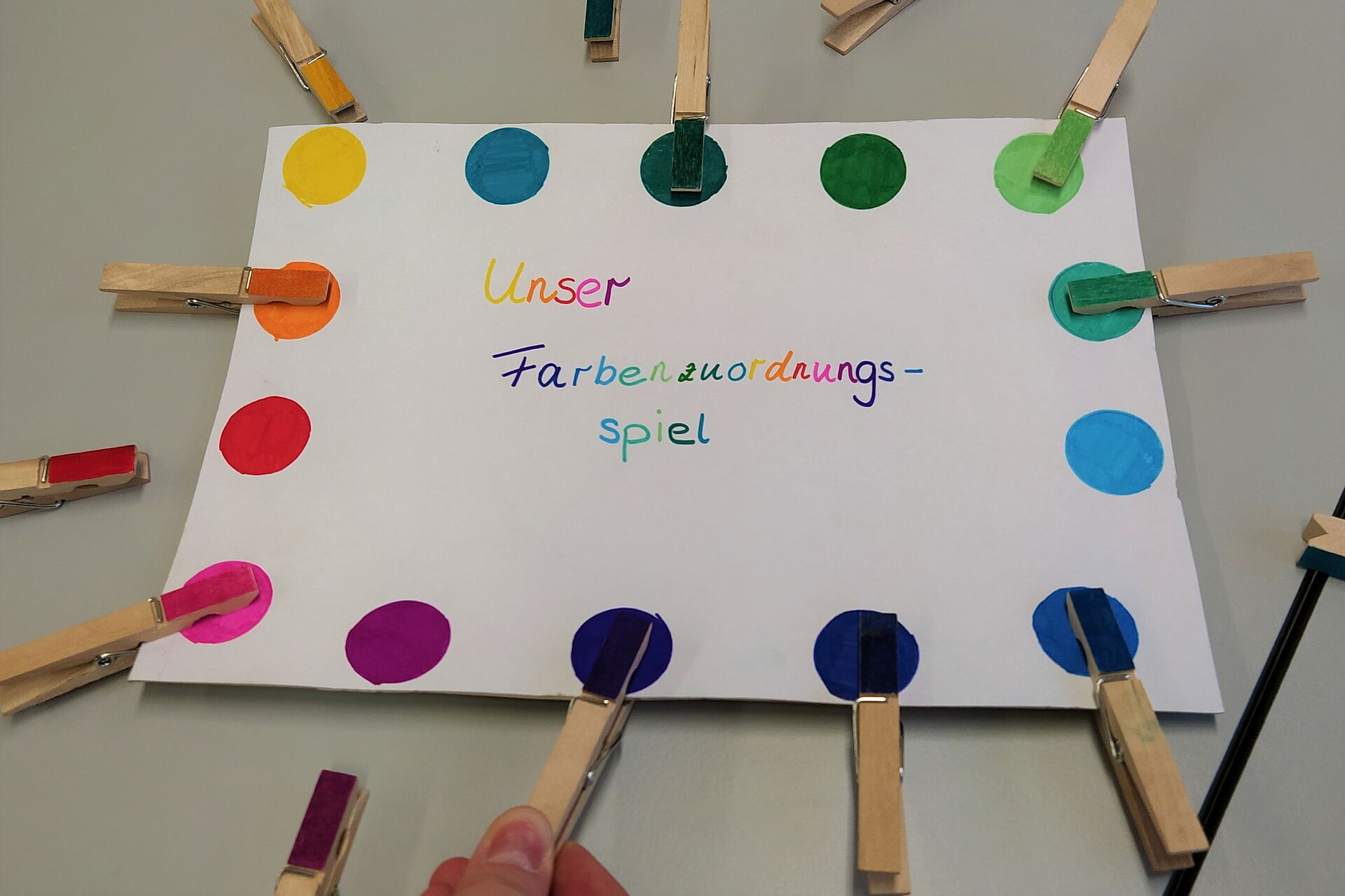 Farben zuordnen und gleichzeitig die Feinmotorik trainieren
