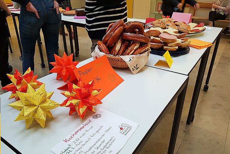 Kuchenbasar für die Weihnachtstrucker