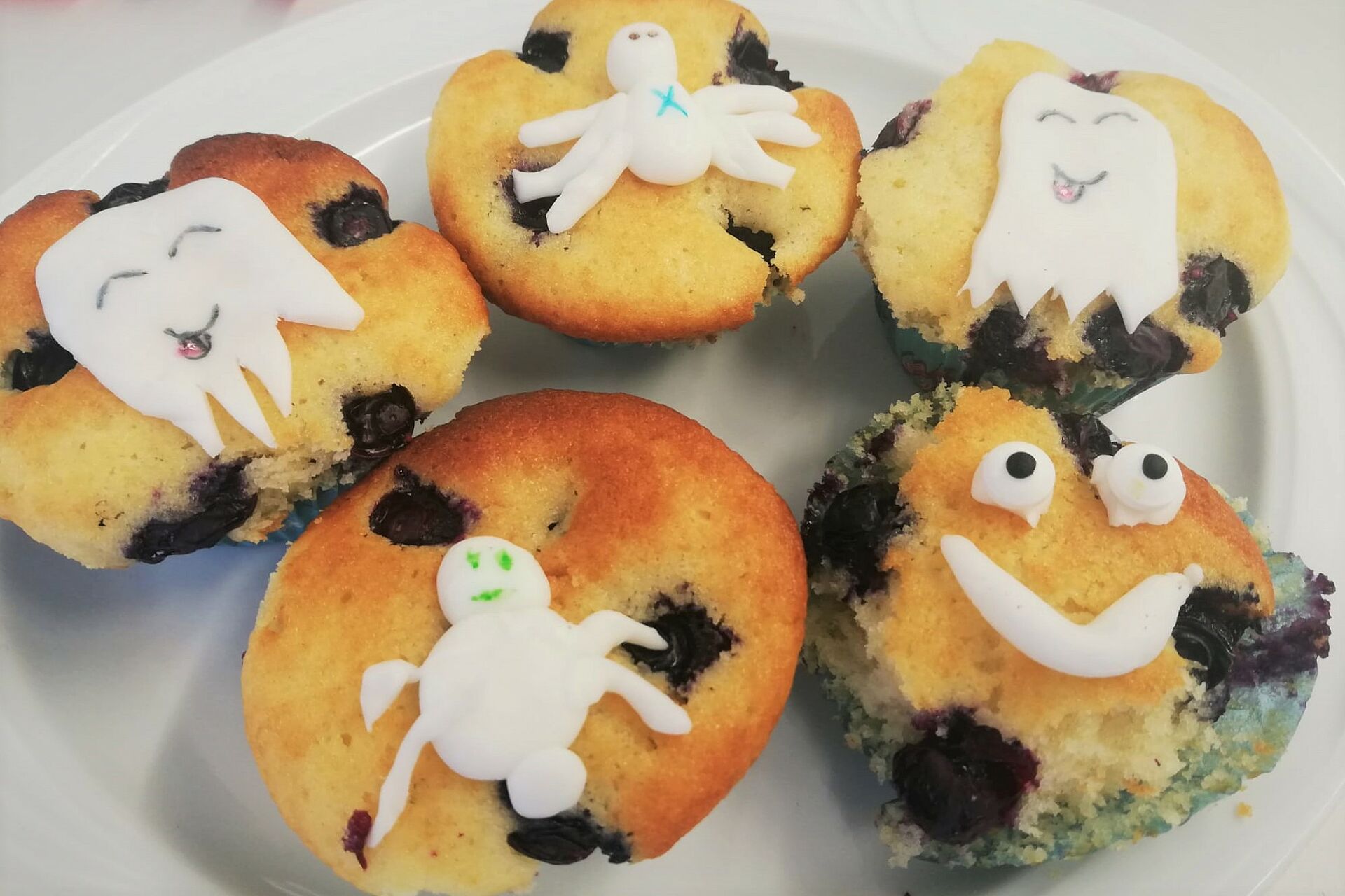 Halloween-Muffins mit Blaubeeren und Geisteraugen