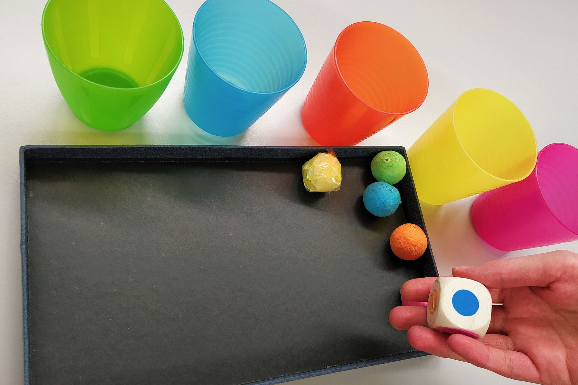 Ein einfaches Würfelspiel mit Farben und Formen
