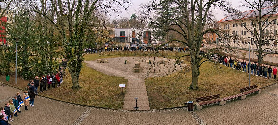 Eine Menschenkette auf einem Kirchplatz