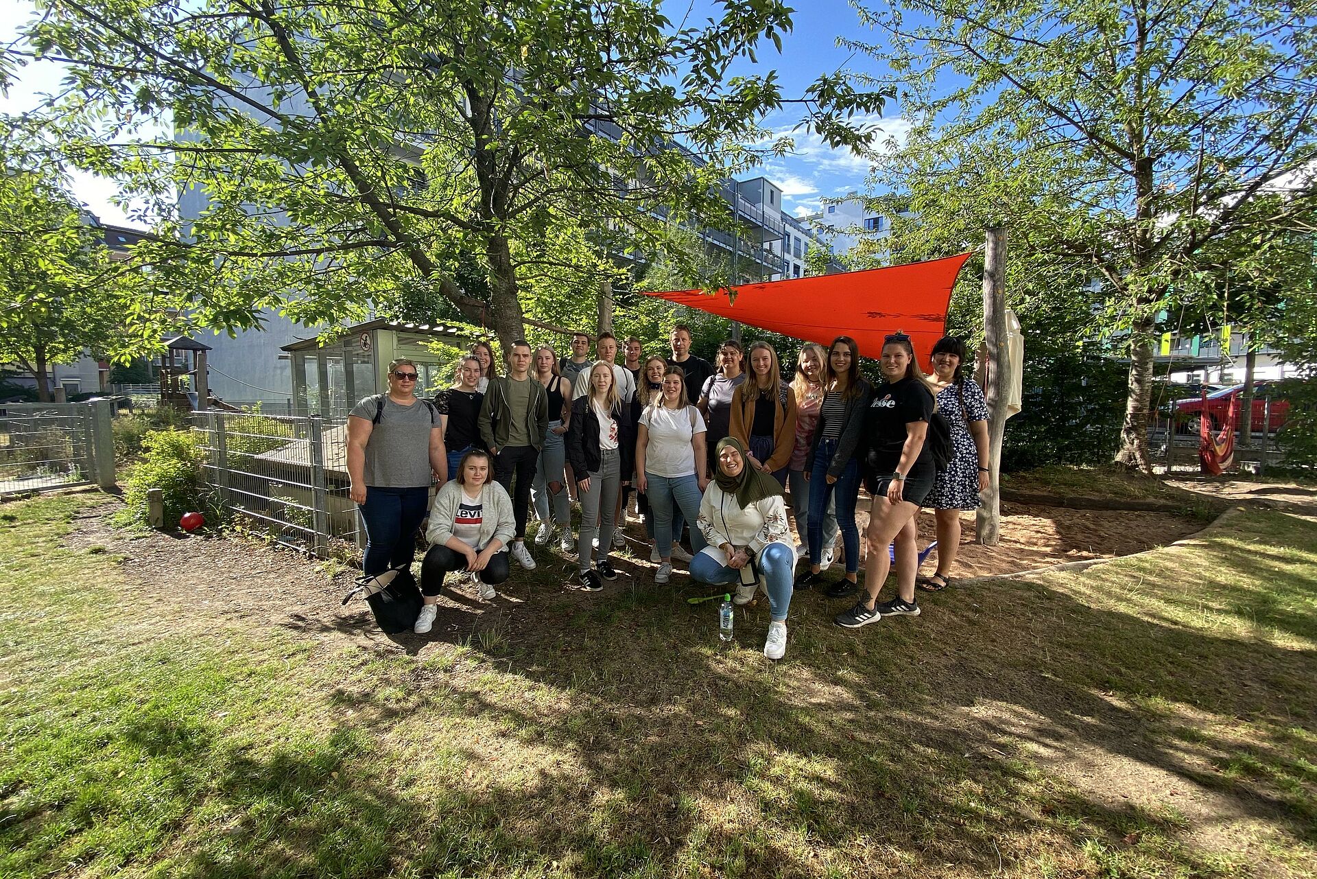 Die Klasse Faks 1a im Außengelände des Jenaplan-Kinderladens in Nürnberg.