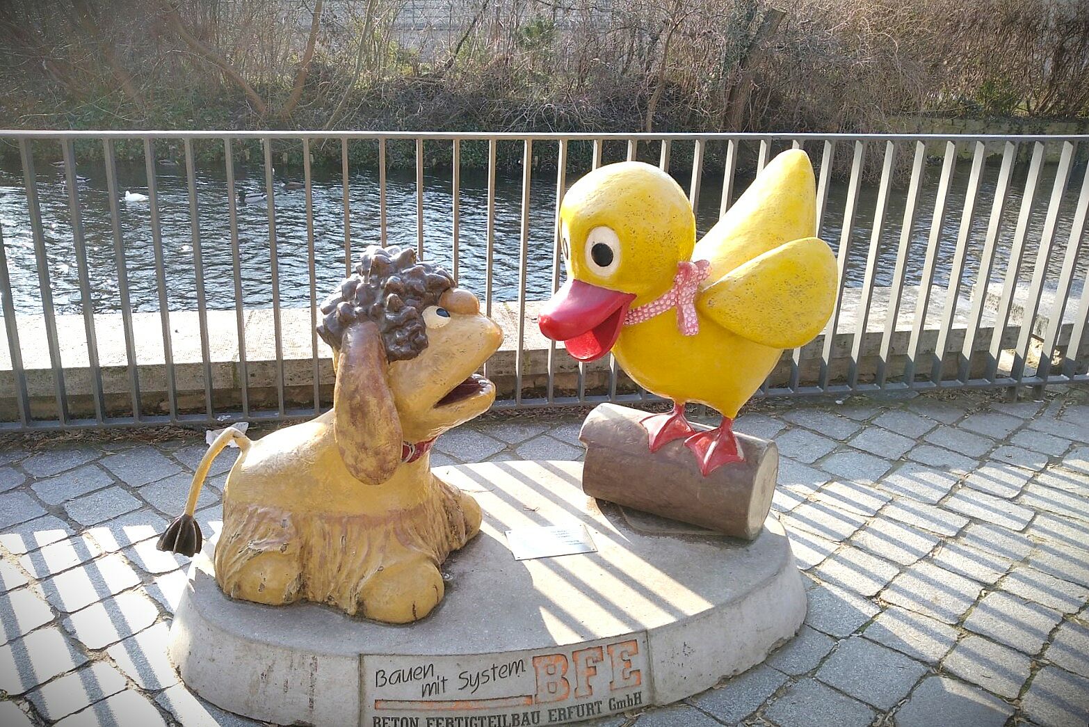 Figuren aus dem Kinderkanal: Die Ente aus der Sendung mit der Maus und Bitzer, der Hund aus Schaun das Schaf
