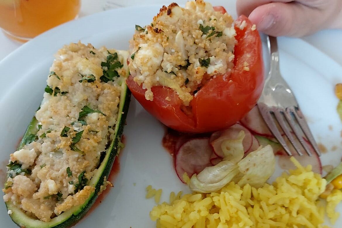 Gefüllte Tomaten auf einem Teller