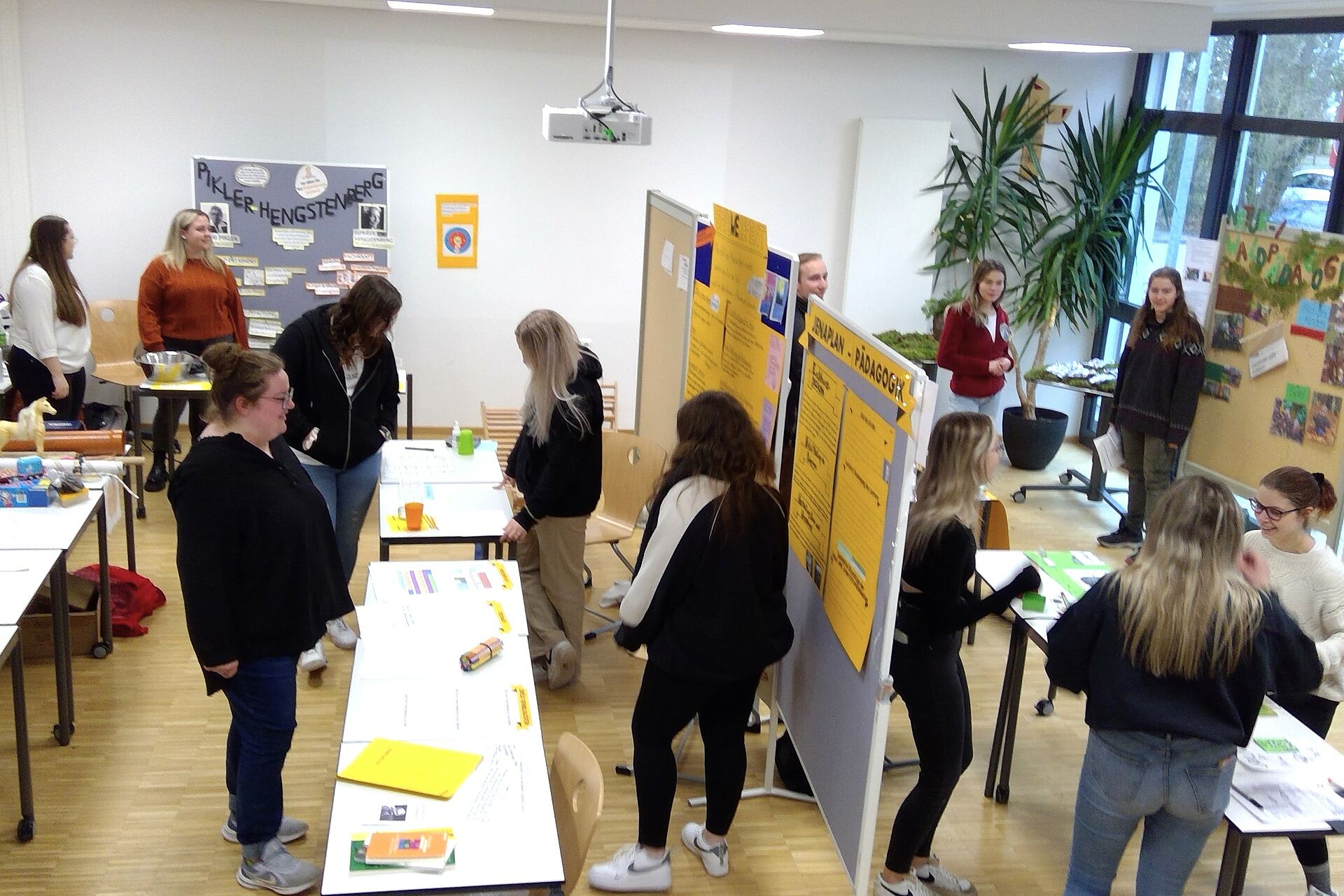 Studierende besuchen die Marktplätze, an denen pädagogische Ansätze präsentiert werden