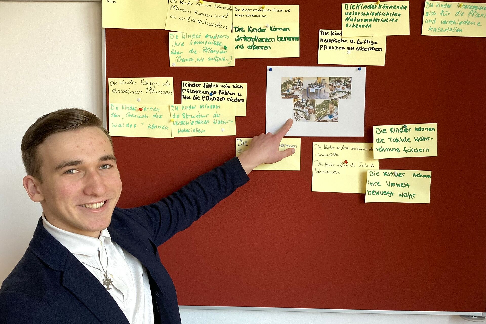 Schüler zeigt die Ziele des Projektes anhand einer Stellwand