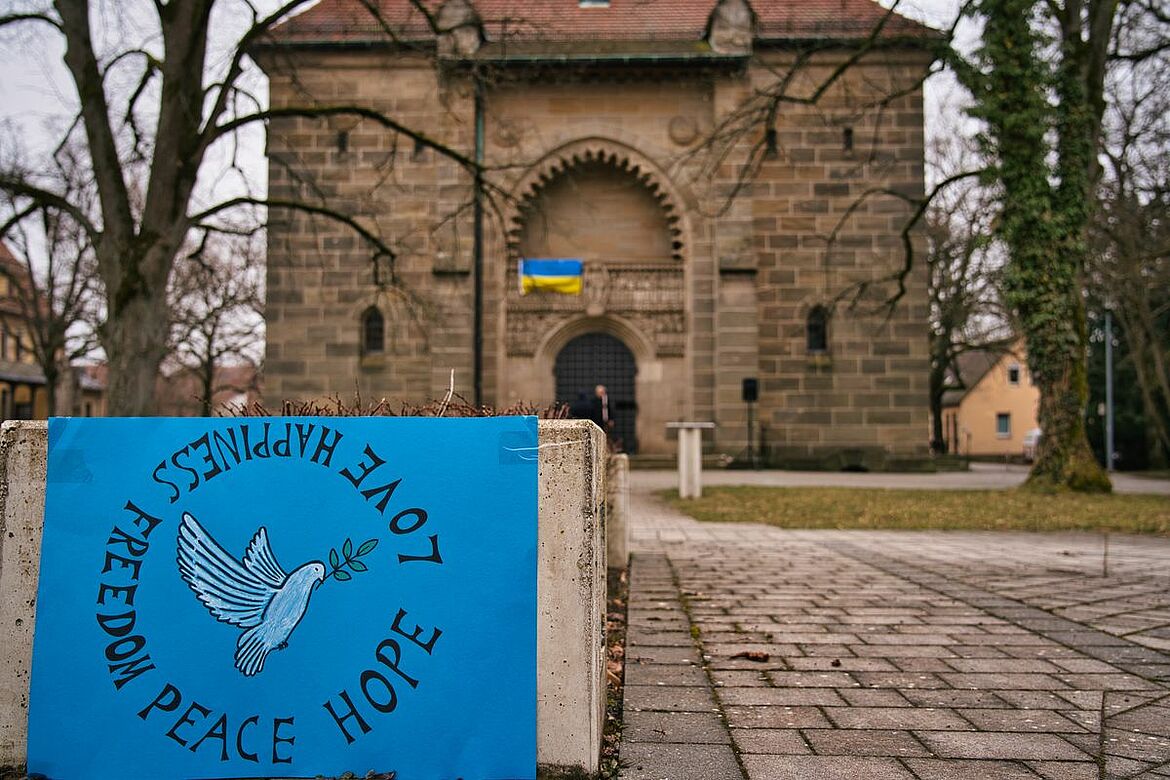 Ein Bild eines Schildes vor einer Kirche stehend