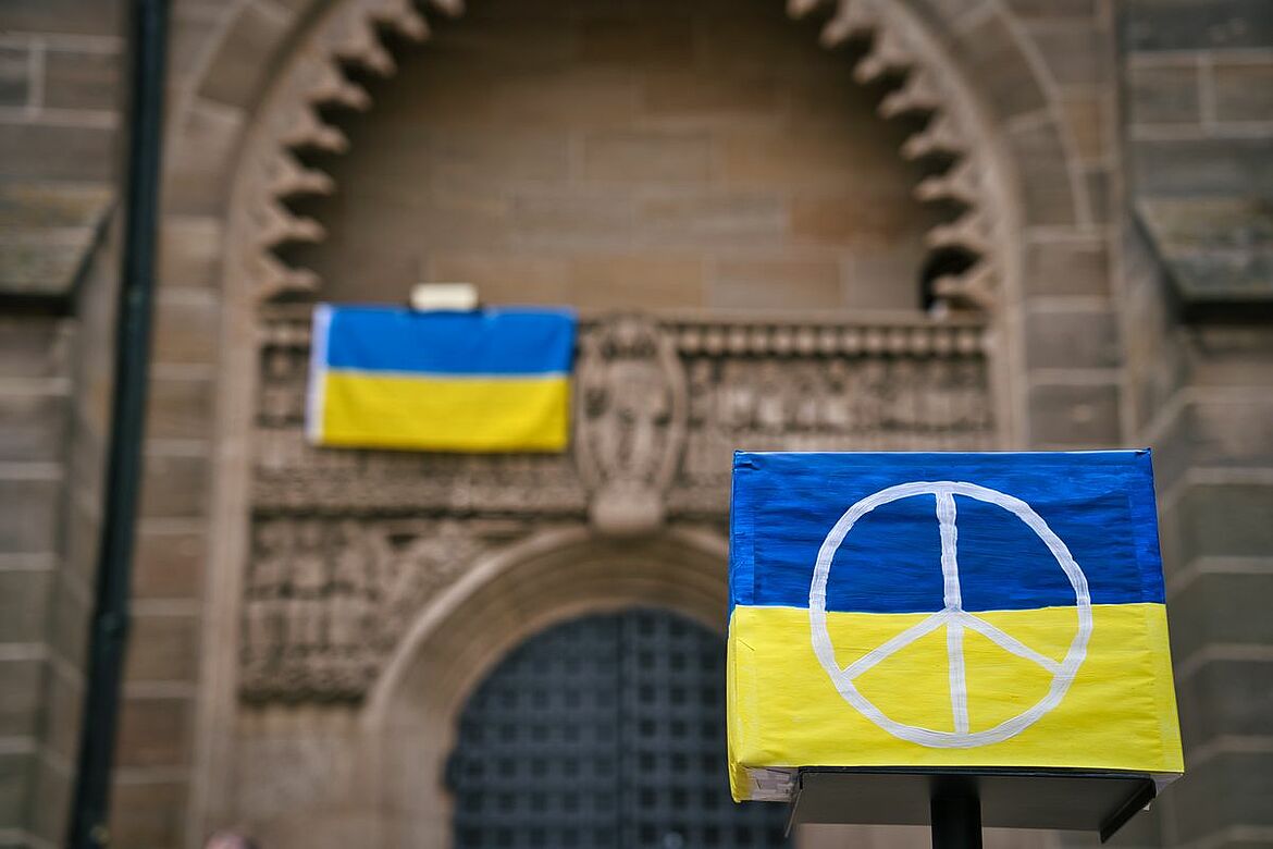 Zwei Schilder mit der Flagge der Ukraine