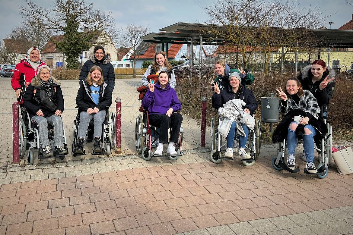 Mehrere Menschen in Rollstühlen