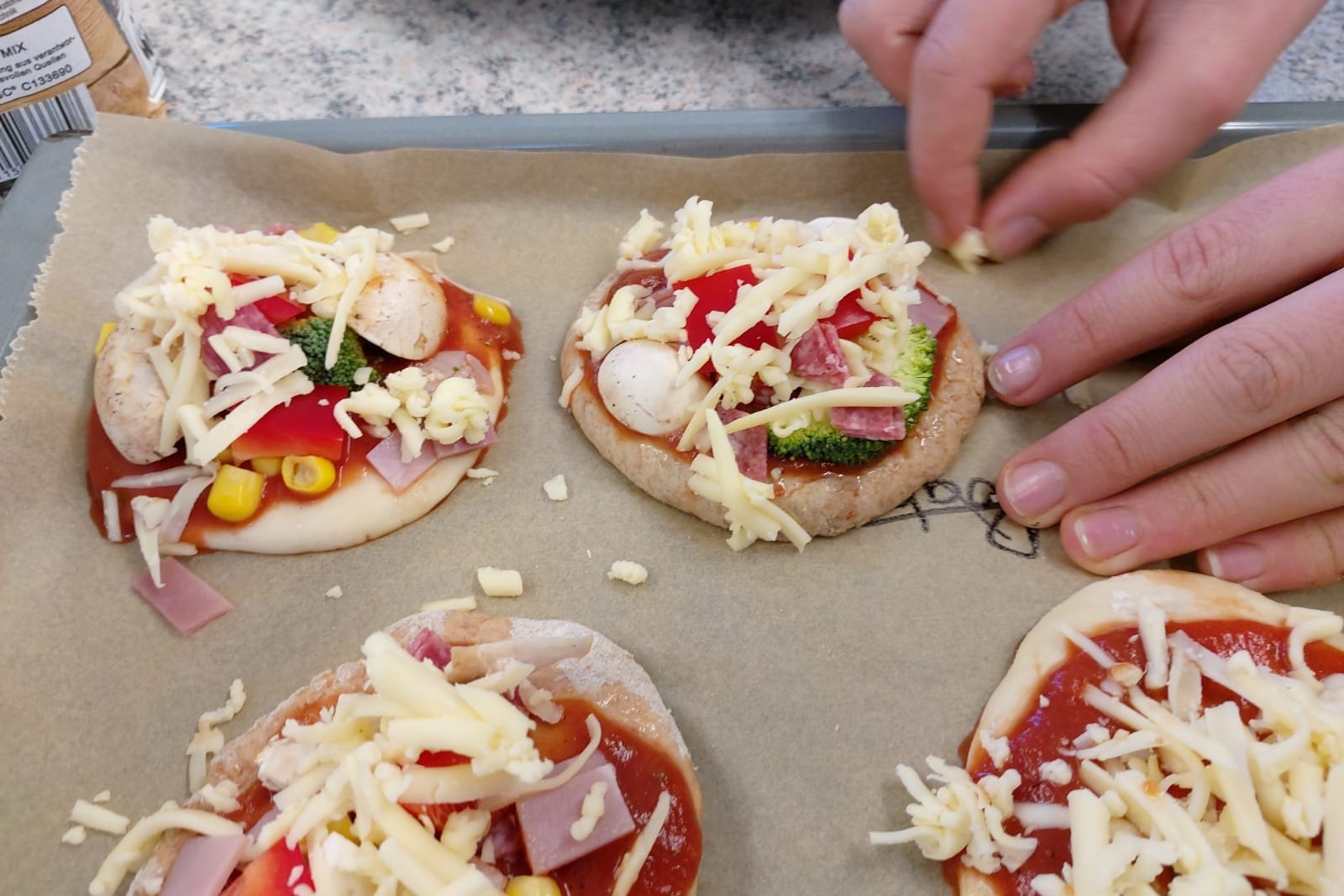 Selbstgemachte Minipizzen